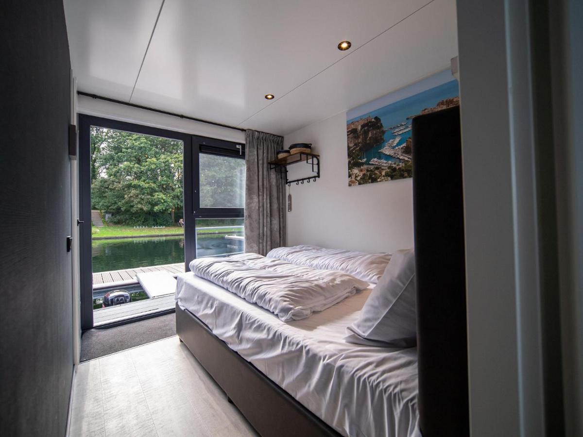 Botel Luxury Houseboat With Beautiful Views